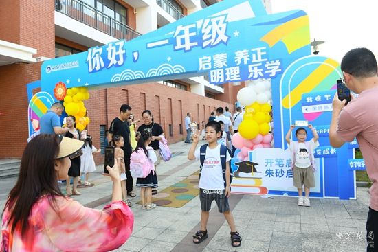 咸寧市實(shí)驗外國語學(xué)校 家長帶著新生孩子來校報道（2）.jpg.jpg
