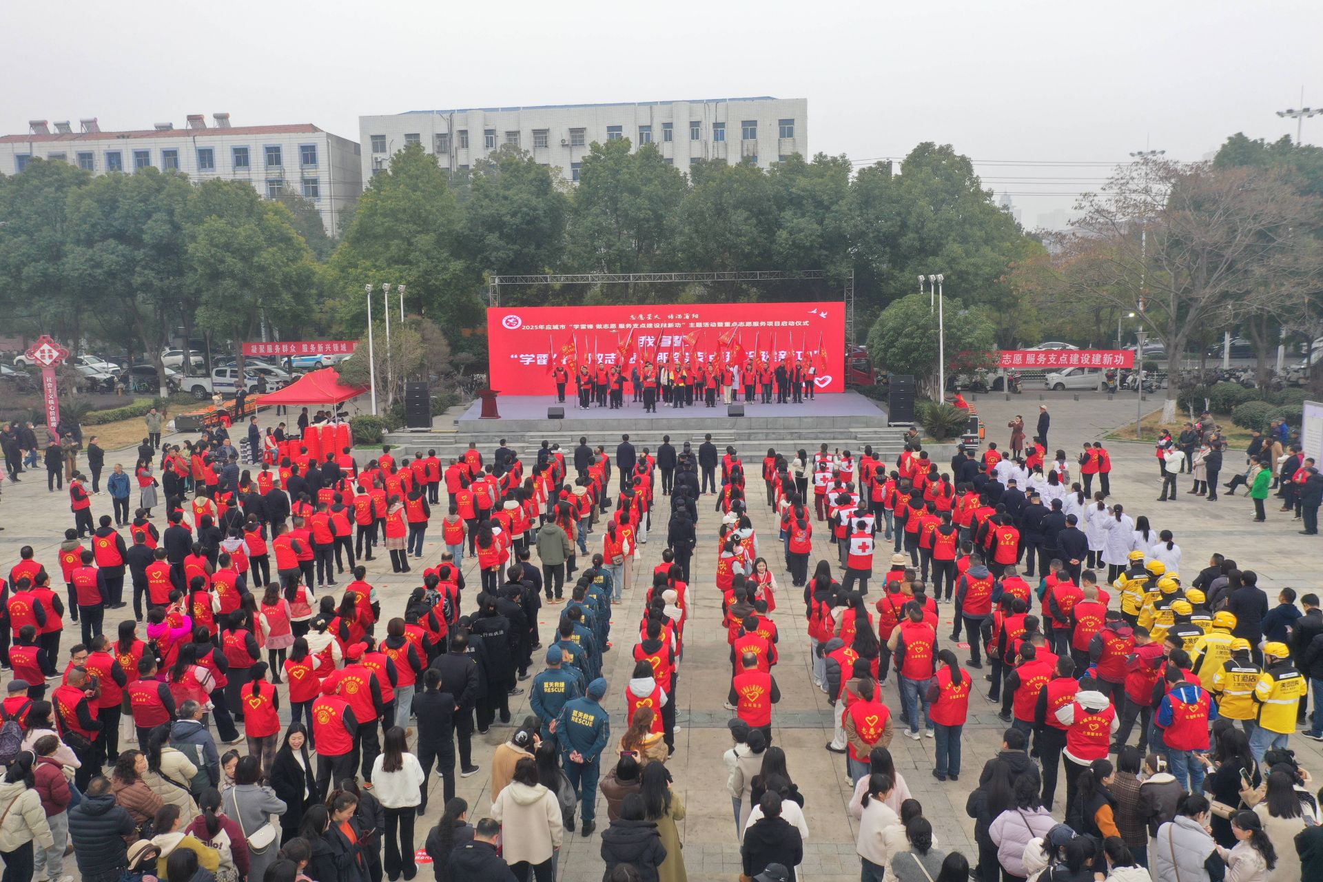 活動(dòng)現(xiàn)場(chǎng)，還舉行了新就業(yè)志愿服務(wù)隊(duì)授旗儀式  孫縉攝.jpg.jpg