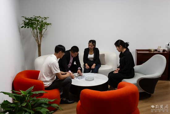 入駐綜治中心的律師現(xiàn)場(chǎng)調(diào)解矛盾糾紛.jpg